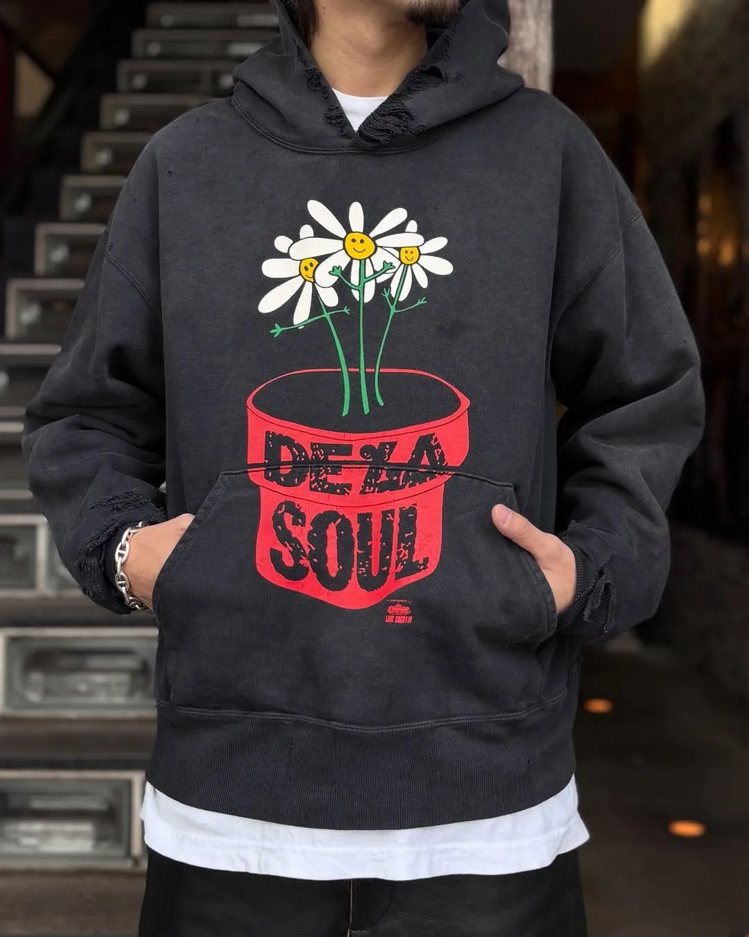 SAINT Mxxxxxx × DE LA SOUL DLS_HOODIE/DE LA SOUL/BLK DE LA SOUL co-branded potted plant destruction hoodie, washed black S-XL, a very important hoodie this season. It embodies the brand philosophy through the humorous potted plant and slogan design. In addition, through a large number of hand-made fraying, cutting and other damage processing, as well as heavy washing and oxidative fading treatment, a perfect Vintage effect is created. Original mold opening Customized co-branded main mark and wash water mark, correct version